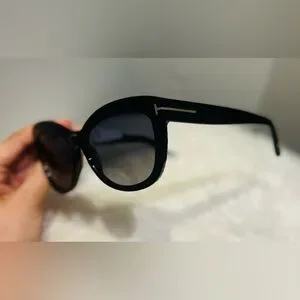 Alistair TF524 キャットアイ トムフォード 黒 ブラック グレー ALISTAIR SUNGLASSES | Tom Ford Fashion